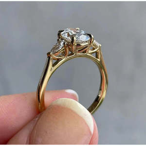 Anillo de Compromiso Clásico para Mujer con Tres Diamantes Ovalados Cultivados en Laboratorio en Oro Amarillo de 14k/18k, Certificado IGI - Product Image 4