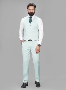 Costume ajusté bleu ciel de haute qualité pour les conférences d'affaires, les présentations et les rassemblements formels, disponible à la vente - Product Image 3