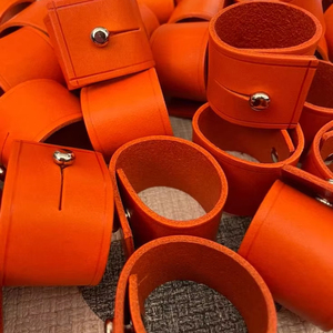 Ronds de serviette en cuir de qualité supérieure pour les restaurants haut de gamme et les arrangements de table de mariage en finition grise - Product Image 1