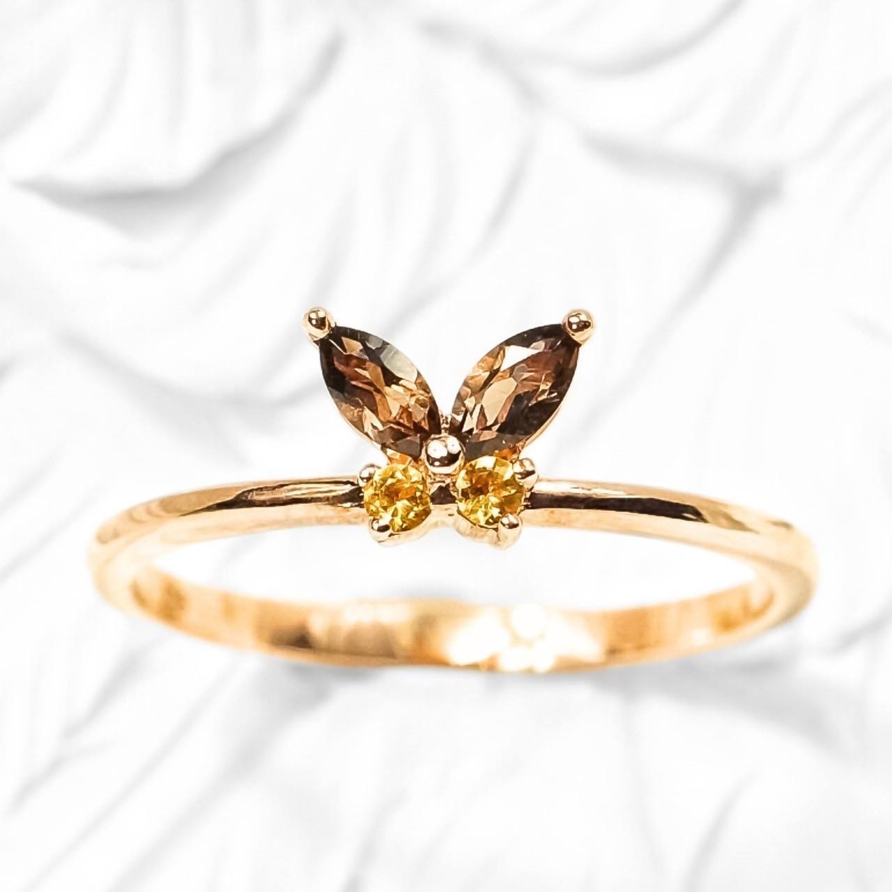 ควันควอตซ์ (mq.) + ไพลินสีเหลือง (บนถนน)