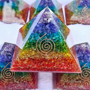 Pirámide de Orgón de Siete Chakras de Ónix (7.5 cm) Generador de Energía para Sanación, Protección, Meditación, Vastu, Feng Shui Hecho a Mano en India - Product Image 1