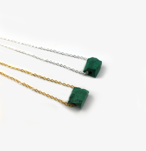 สร้อยคอเจาะมาลาไคต์หยาบ10-12มม. หินธรรมชาติดิบพร้อมสายโซ่เจาะทอง3มม. สร้อยคอหินหยาบ - Product Image 2