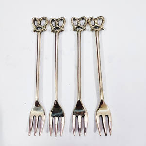 Ensemble de 4 fourchettes à fruits en laiton argenté pour la cuisine et le dessus de table, vaisselle en maille de meilleure qualité, Design cœur, fourchettes à fruits à un prix raisonnable - Product Image 1