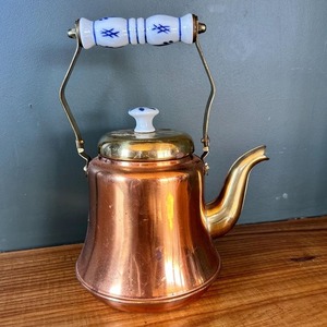 Hervidor de cobre vintage hecho a mano con mango de madera y diseño de Caño clásico perfecto para Decoración de cocina de granja rústica - Product Image 2