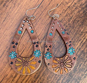 Boucles d'oreilles en cuir repoussé à la main Boucles d'oreilles turquoise en cuir peint à la main Femmes occidentales Bijoux en cuir véritable marron faits à la main - Product Image 4