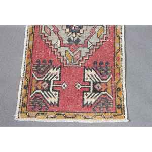 Alfombra de 1.7x3.2 pies, alfombra turca vintage, alfombra con motivos de plantas y árboles en rojo y azul - Product Image 4