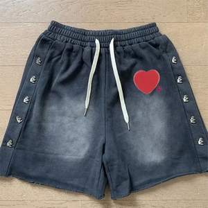 กางเกงขาสั้นสำหรับวิ่งออกกำลังกายสีพื้นสำหรับผู้ชายกางเกงขาสั้นแนวสตรีทแบบมีกระดุมด้านข้าง - Product Image 3