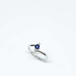 Bague de fiançailles CZ coupe ronde bleue de 5mm bague en argent torsadé avec pierres latérales - Product Image 5