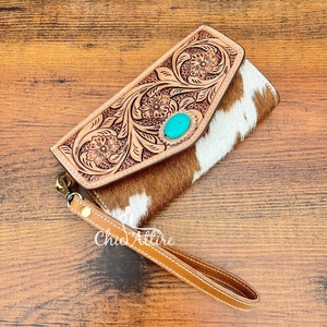 Nouveau portefeuille de bracelet pour femmes en cuir de vachette Vintage occidental personnalisé Design floral usiné à la main avec accent de pierre turquoise - Product Image 1