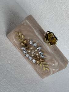 Pochette de soirée en résine finition perle de luxe avec embellissement en cristal et fermoir lotus doré - Product Image 3