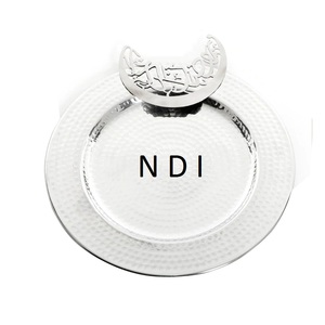 Plateau de service décoratif en acier inoxydable martelé pour gâteaux, pâtes et pizzas, avec poignée design, idéal pour la restauration et la table. - Product Image 1