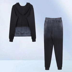 ชุดฮู้ดดี้และกางเกงจ็อกเกอร์ประดับเพชรเทียมสำหรับผู้หญิง ชุดลำลองสุดหรู ผ้าฝ้ายฟลีซ ชุดวอร์ม รับผลิตแบบ OEM ขายส่ง เสื้อผ้าฤดูหนาว - Product Image 2