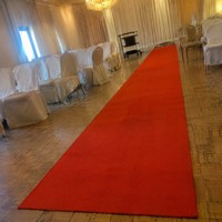 Tapis sur mesure en PVC à poils longs fabriqué à la machine pour mariage/événements avec dos antidérapant, couleur personnalisée, tapis de passage de 2 m de largeur
