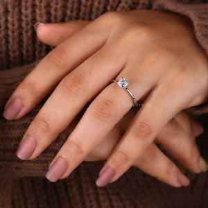 Bague carrée en diamant de laboratoire minimaliste pour femme avec réglage de coussin confortable pour les propositions ou les anniversaires - Product Image 4