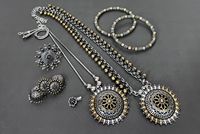 Ensemble de collier double ton de qualité supérieure avec pendentif chaîne assorti, Jhumkas, bague, nez et bracelets parfaits pour les festivals