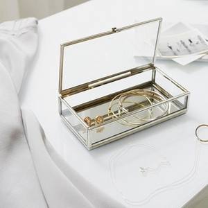 Joyas apreciadas descansan con estilo Esta elegante caja de cristal de color dorado ofrece un sofisticado santuario para sus preciadas piezas - Product Image 6