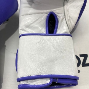 Guantes de Boxeo de Piel Genuina Morados y Blancos para Entrenamiento de Sparring, Personalizados OEM, Cierre de Correa Profesional para Muay Thai y MMA - Product Image 4