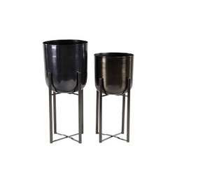 Belle jardinière en métal poli doré parfaite pour mettre en valeur les décorations de table dans les maisons de luxe ou les bureaux - Product Image 1