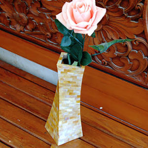 Vases en coquillages dorés, vases en perles de coquillages, bijoux en coquillages, motif coquillage, art doré, taille 8,5x8,5x24 cm - Product Image 1