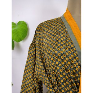 Manteau de maison écologique et élégant de style bohème chic vintage, fabriqué à partir de sari en soie recyclé, magnifique pour un placard chic. - Product Image 2