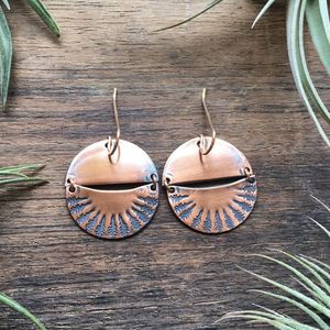 Pendientes de cobre indios hechos a mano para uso festivo con aspecto oxidado único con patrones de diseño tradicional - Product Image 6