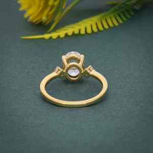 Anillo de compromiso de tres piedras de Plata de Ley 925 chapado en oro con diamante cultivado en laboratorio VVS certificado IGI corte ovalado - Product Image 4