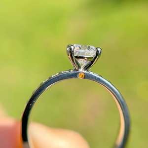 Anillo de compromiso Moissanite de corte redondo de 6,5mm | Solitario con banda pavimentada | Joyería fina de Boda nupcial de oro y plata OEM - Product Image 6