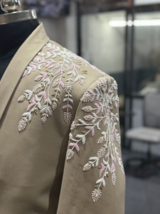 Costume beige pour homme à simple boutonnage avec broderie florale faite à la main, col cranté, style britannique, veste de costume d'affaires - Product Image 2