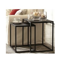 Ensemble de tables gigognes modernes en métal, finition texturée brillante, structure durable offrant un attrait luxueux pour les intérieurs élégants, café