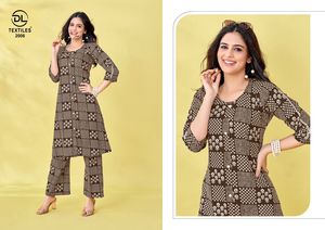 ชุดเสื้อกางเกงผ้าฝ้ายพิมพ์ลายสวมใส่สบาย - Product Image 4