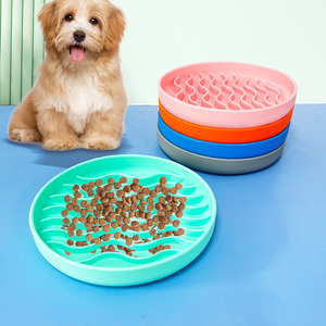 Design a forma di onda antiscivolo nuovo Silicone cibo per cani ciotola lento alimentatore Puzzle lick mat ciotole per animali domestici per <span class=keywords><strong>mangiare</strong></span> <span class=keywords><strong>sano</strong></span> con ventose - Product Image 3