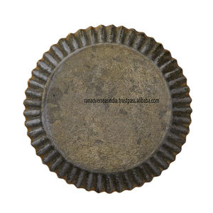 Lujoso plato redondo de metal galvanizado para servir perfecto para fiestas, uso en la cocina o decoración del hogar en diversos tamaños y diseños - Product Image 1