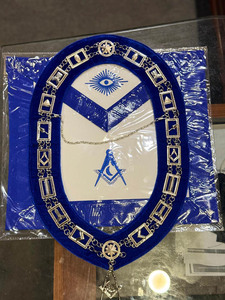 Collar de Cadena de Terciopelo Rectangular Vintage Personalizable de Alta Calidad con Logotipo Bordado, Encaje Rojo y Lentejuelas - Product Image 3