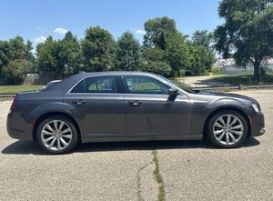 Chrysler 300 Tour 2020 d'occasion en bon état, propulsion arrière, transmission automatique, sièges en tissu, toit ouvrant panoramique, caméra de recul 360° - Product Image 4
