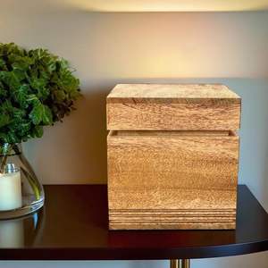 Urne funéraire en bois massif pour cendres humaines avec un aspect traditionnel fabriqué à la main pour une utilisation commémorative - Product Image 1