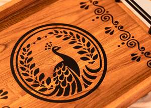 ถาดไม้ทรงสี่เหลี่ยมสำหรับชา กาแฟ และของว่าง พร้อมลวดลายเพ้นท์มือ ดีไซน์ธรรมชาติ สำหรับเสิร์ฟและตกแต่ง คุณภาพดีที่สุด - Product Image 5