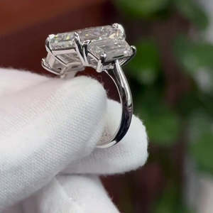 Bague de fiançailles à trois pierres en émeraude certifiée IGI, diamant cultivé en laboratoire 15,00 carats, D-E-F VVSVS - Product Image 2