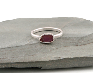 แหวนทองเหลืองของผู้ชายทำด้วยมือด้วยอัญมณีโกเมนสีแดงเครื่องประดับเงินชุบและคริสตัลสำหรับงานแต่งงานหรืองานปาร์ตี้ขายส่ง - Product Image 4