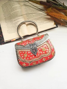 Pochette de soirée rigide en métal doré de luxe avec chaîne amovible pour mariages et cocktails - Product Image 3