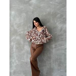 Chaquetas de Mujer con Estampado de Leopardo al por Mayor, Diseño Elegante y Moderno - Product Image 3