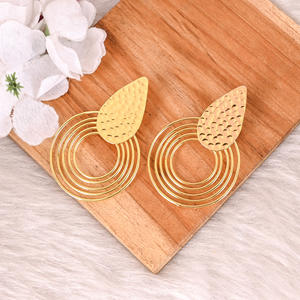 Nouveauté Boucles d'oreilles tendance pour filles en laiton plaqué or Bijoux simples Boucles d'oreilles à clous Boucles d'oreilles tendance pour mariage Cadeau pour anniversaire - Product Image 3
