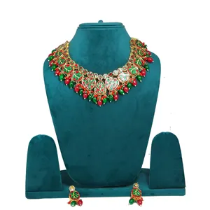 Ensemble Kundan rouge et vert avec boucles d'oreilles plaquées or, bijoux fins ornés de perles et de diamants pour mariages, fêtes, cadeaux, en laiton - Product Image 3
