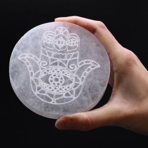 แผ่นชาร์จพลังงานเซเลไนต์ธรรมชาติ รูปมือฮัมซา สำหรับการบำบัดเรกิ ขายส่งแผ่นชาร์จพลังงานเซเลไนต์ คริสตัลขายส่ง - Product Image 3