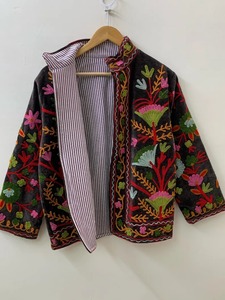 Nueva chaqueta de terciopelo suave bordada Suzani Chaqueta corta bordada de terciopelo Abrigo de ropa de mujer disponible al mejor precio - Product Image 3