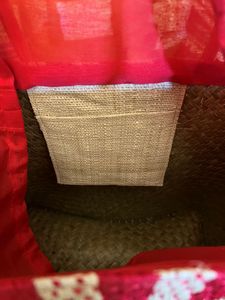 Panier en paille naturelle de Madagascar ARTIMADA avec deux poignées en cuir, fermeture à cordon, poche en raphia rayée, unisexe, 1L - Product Image 3
