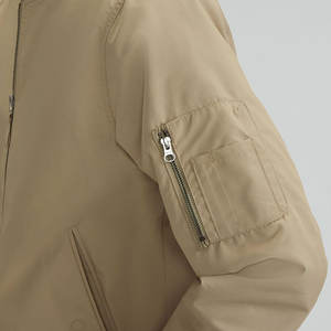 Chaqueta de bombardero para hombre con ribete de piel sintética y diseño de borde urbano Chaqueta de bombardero de moda para hombre con logotipo bordado - Product Image 5