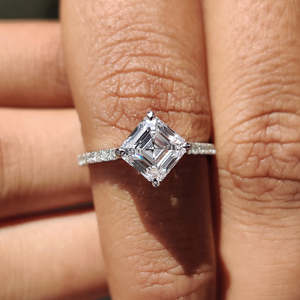 Anillo de Compromiso con Corte Asscher y Diseño de Halo Oculto, Elegantes Anillos de Diamantes para Futura Novia - Product Image 1