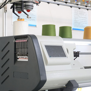 Machine à tricoter plate jacquard simple entièrement automatique et informatisée à double système, avec 16 alimentateurs pour la production de chaussettes et de pulls - Product Image 4