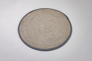 Vente en gros de napperon rond en jute écologique, idéal pour les tables naturelles et rustiques. - Product Image 3