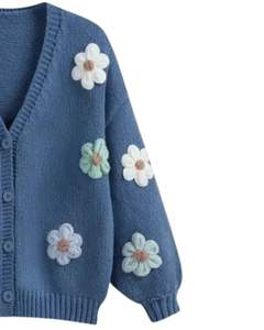 Pull en tricot en denim bleu personnalisé pour femmes avec application florale multicolore, col en V, boutons sur le devant, haut tendance d'hiver mignon - Product Image 3